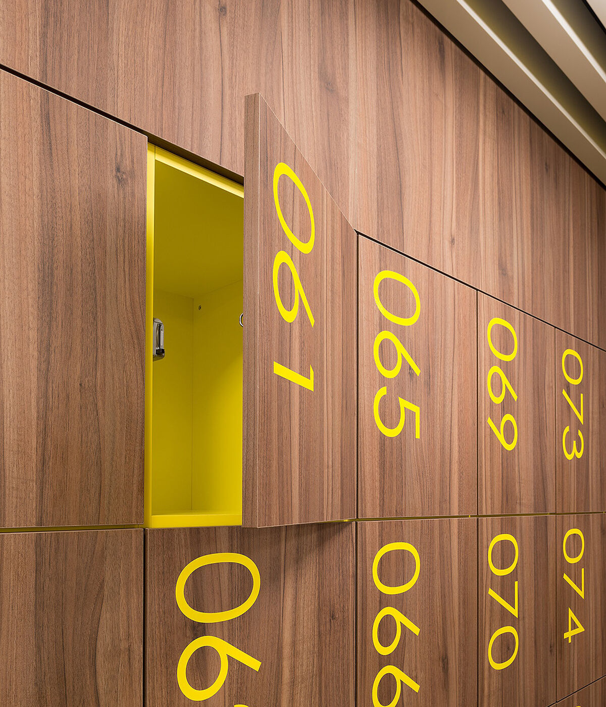 Maatwerk houten lockers met centraal sluitsysteem en touchscreen CZ zorgverzekeringen lr 10